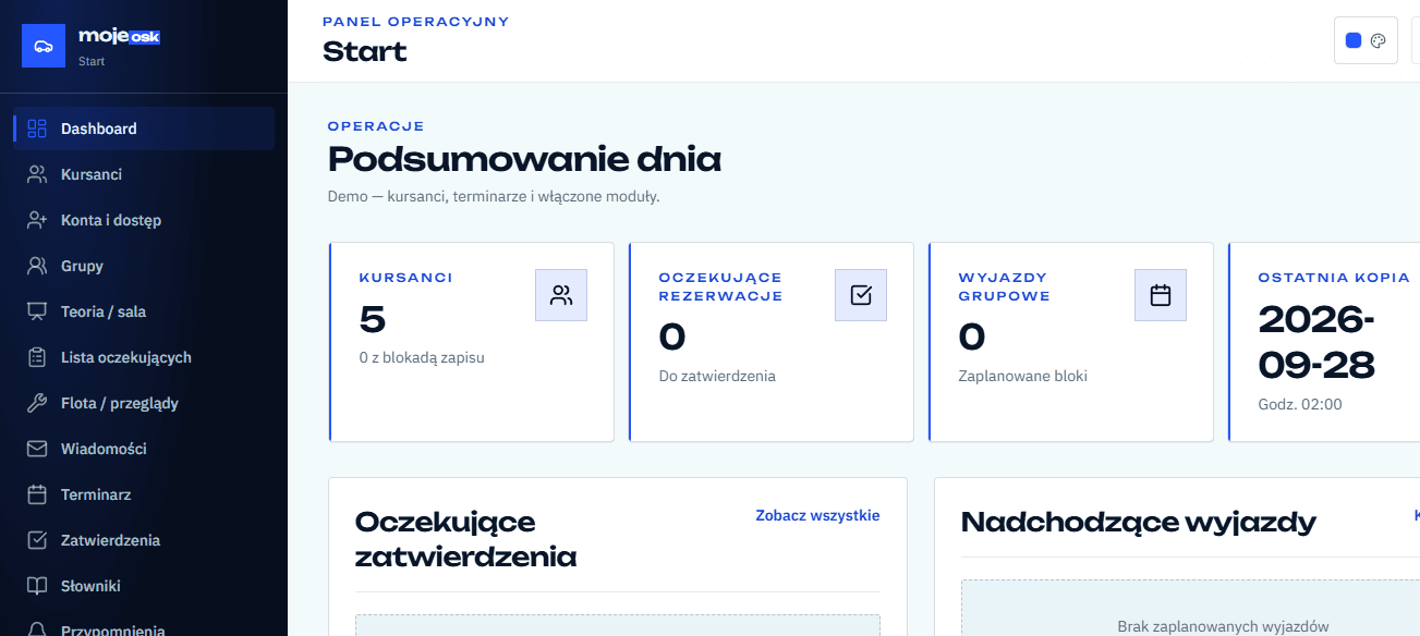 Laptop z grafikiem jazd w systemie dla OSK — kalendarz lekcji na ekranie