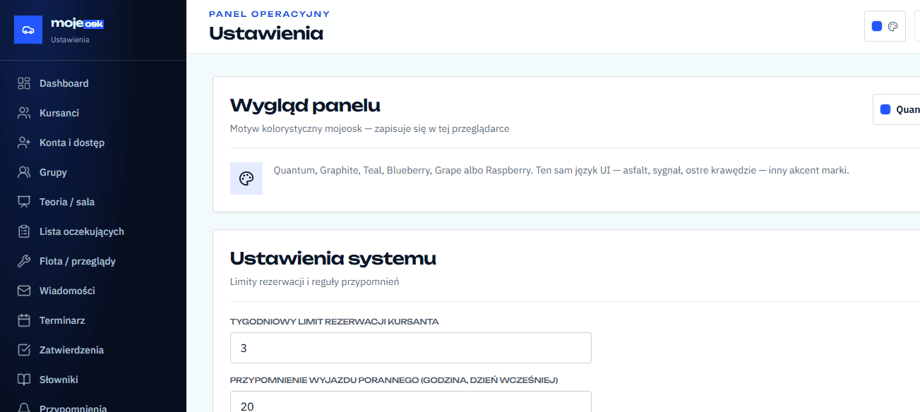 Szkolenie wdrożeniowe w biurze ośrodka szkolenia kierowców — laptop z systemem OSK